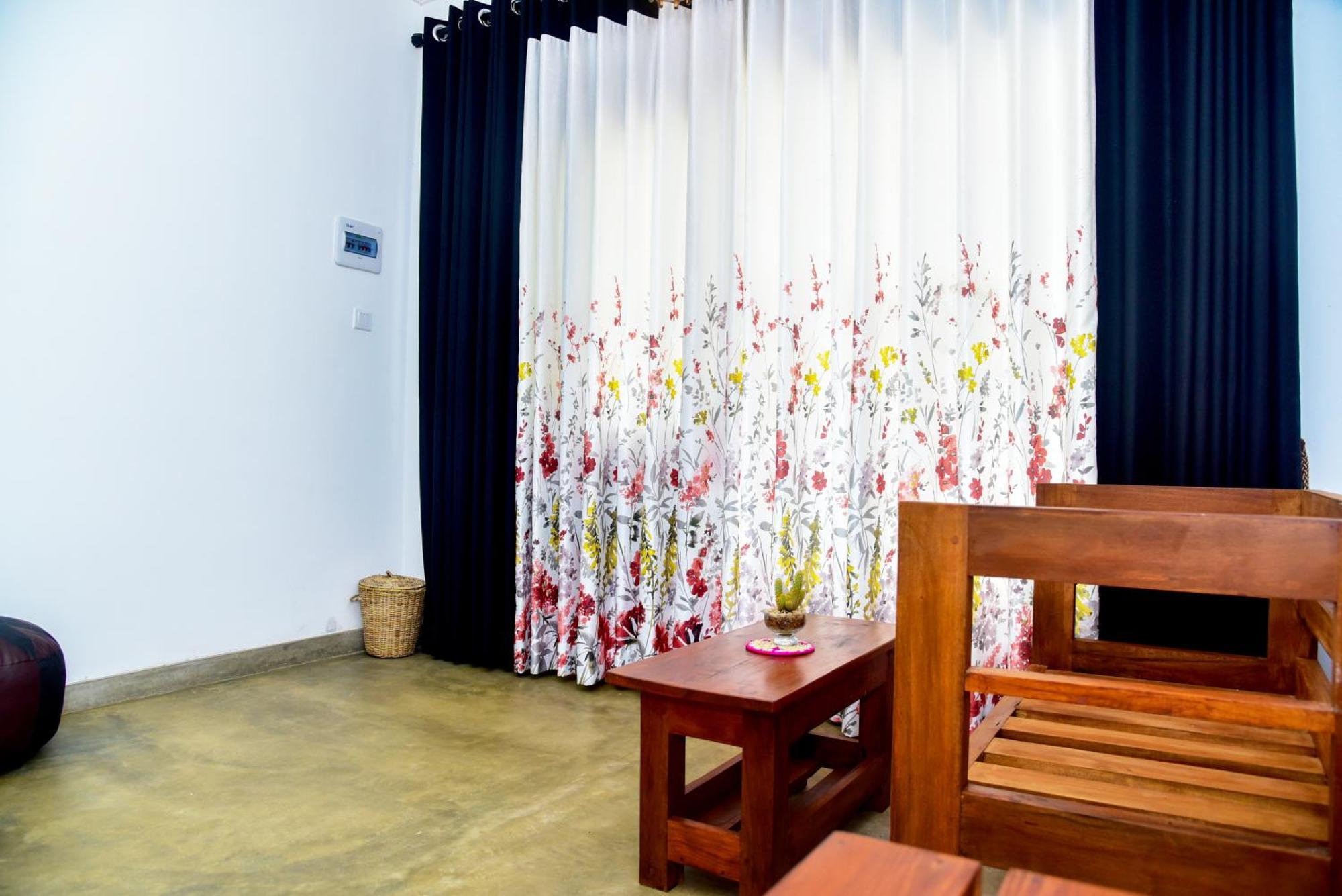 Breeze Blows Inn Ella Bagian luar foto