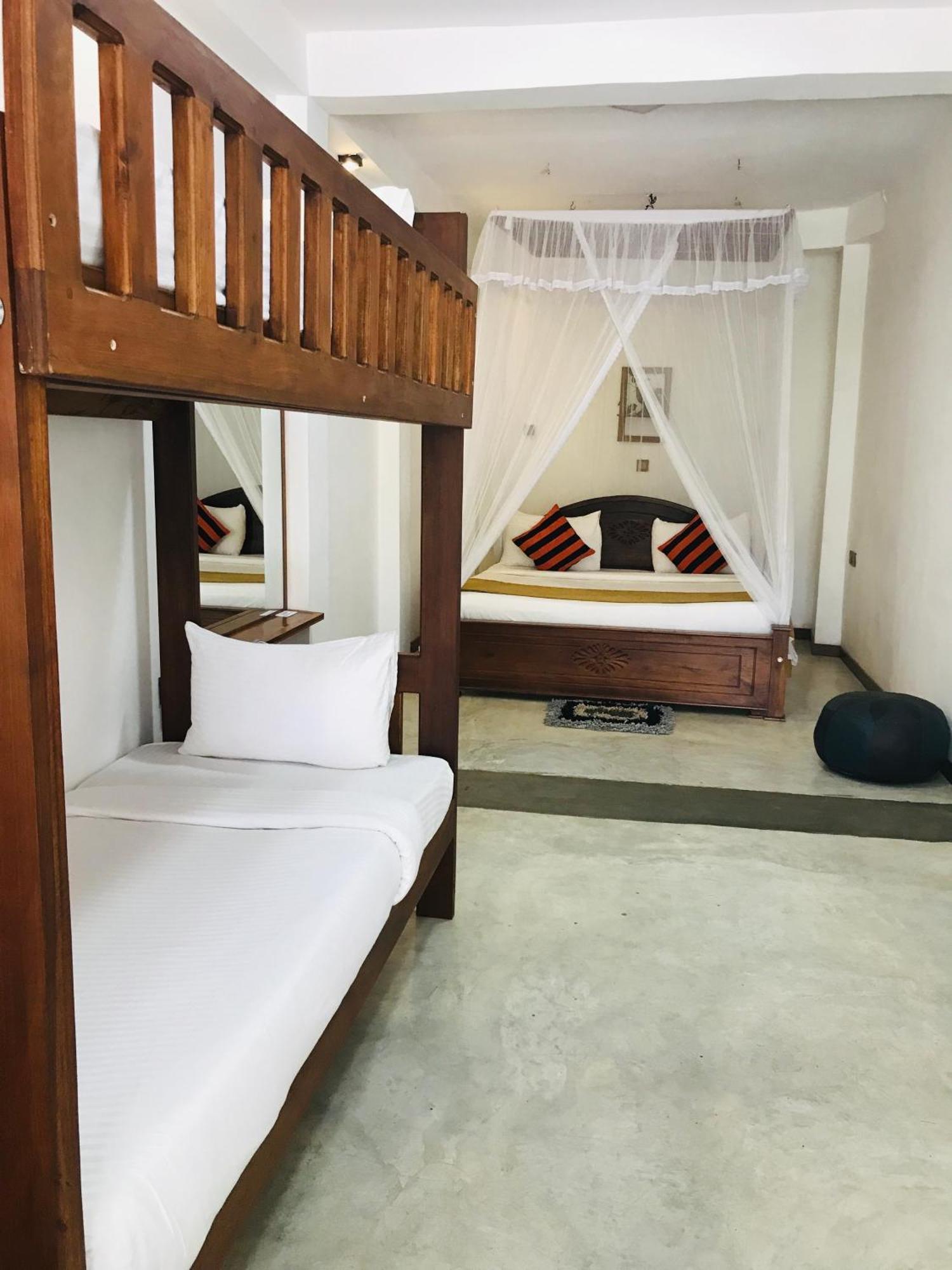 Breeze Blows Inn Ella Bagian luar foto